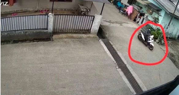 Terekam CCTV Pemotor Misterius Cabuli Siswi SD saat Bermain Dekat Rumahnya